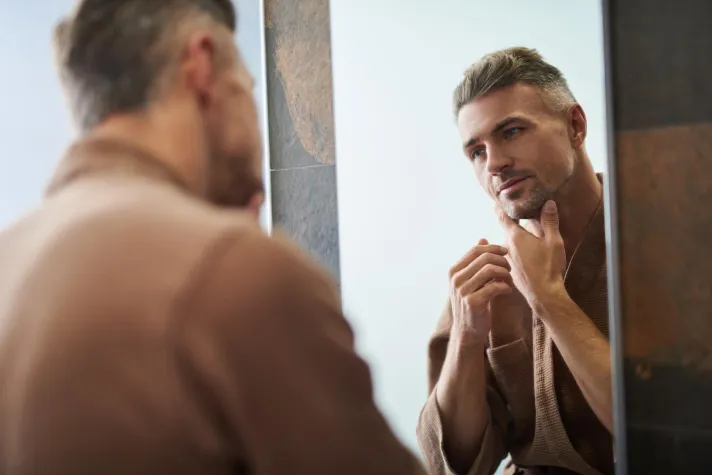 Bild: Elastisch jugendliche Männerhaut bis ins hohe Alter