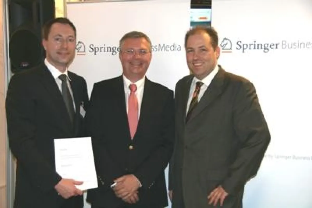 Christian Wolf, Key Account Manager (Springer), Professor Michael ten Hompel, Leiter Fraunhofer (IML) und Röttger Arnold, Director E-Business (Springer) (vlnr) Foto: Springer