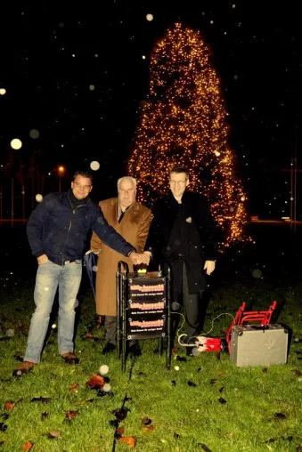 Hamburgs Bezirksamtsleiter Markus Schreiber zündete am 05.12.11 um 17:00h den Horner Kreisel an Bild: Hamburgs Bezirksamtsleiter Markus Schreiber zündete am 05.12.11 um 17:00h den Horner Kreisel an