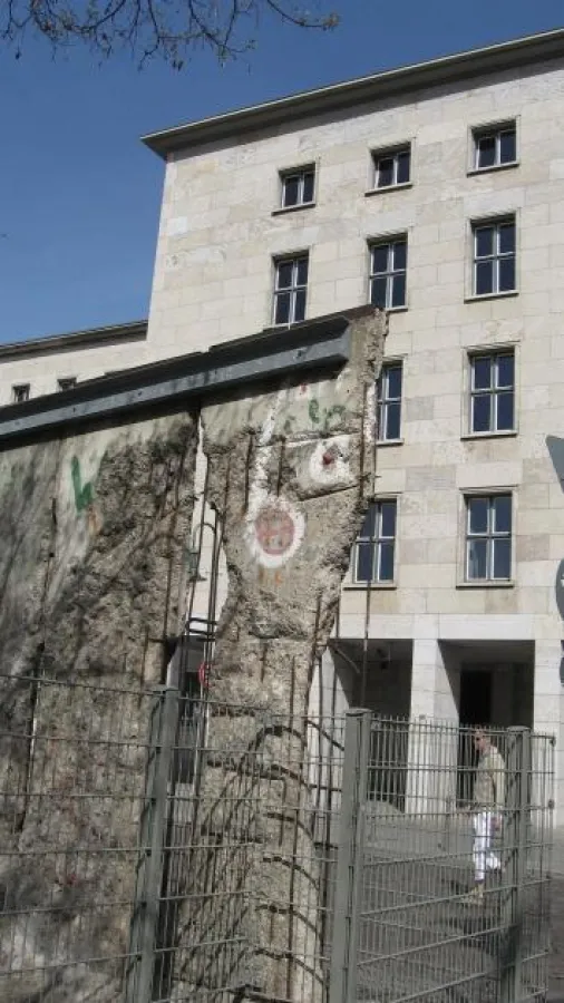 Rest der Berliner Mauer vor dem Bundesministerium für Finanzen