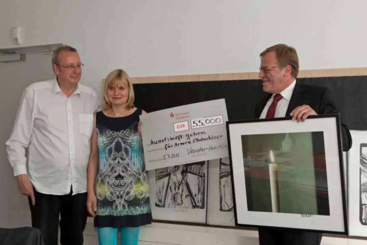 Foto: v.l. kunst hilft geben-Vorstandsvorsitzende Dirk Kästel, Vorstand Jutta Gumprich-Kästel bekomm