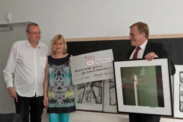 Bild: kunst I hilft I geben 55.000 Spende durch Gerhard Richter für Haus für Obdachlose