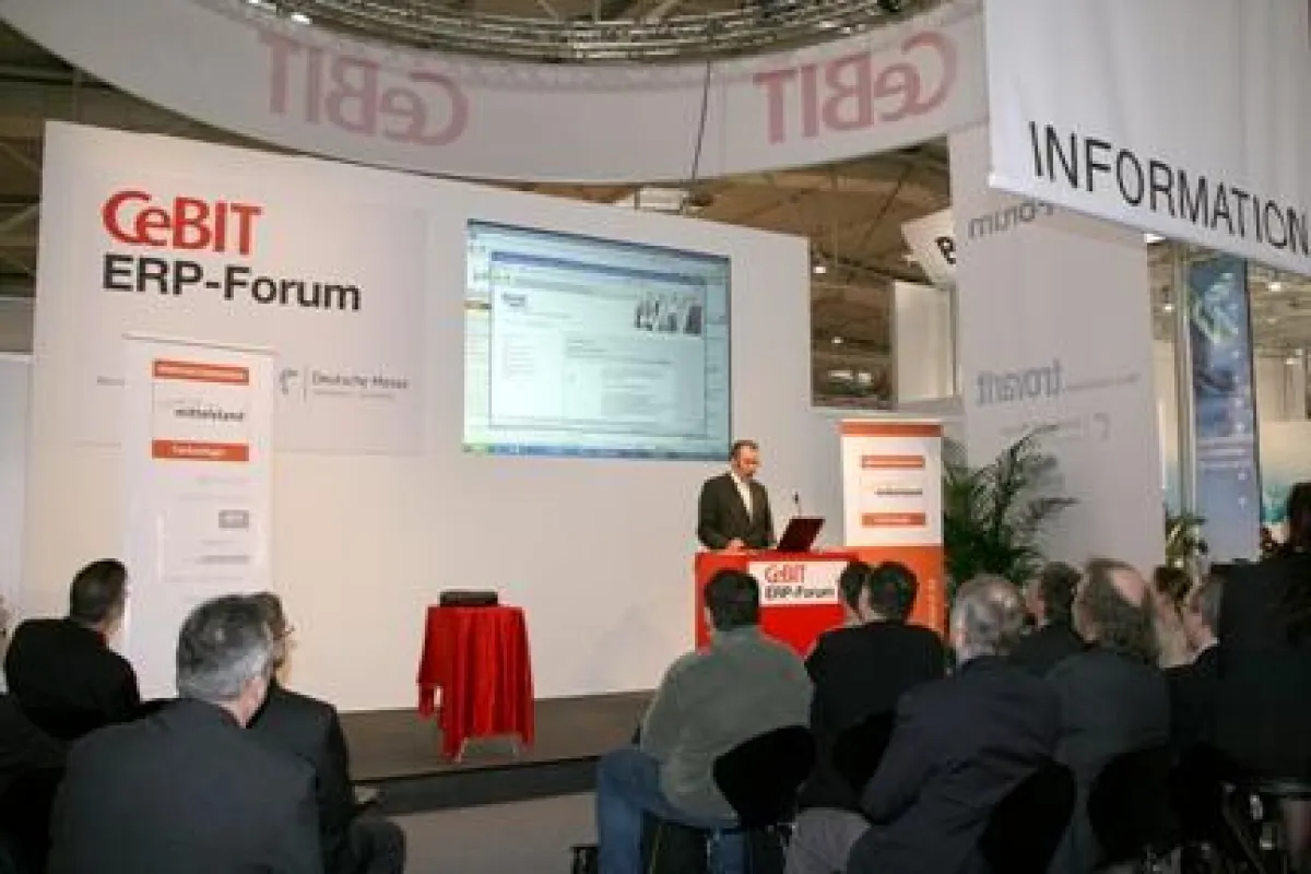 Johannes Hack, Geschäftsführer von jobs.de, nimmt den Innovationspreis der Initiative Mittelstand für die Jobsuchmaschine jobs.de entgegen.