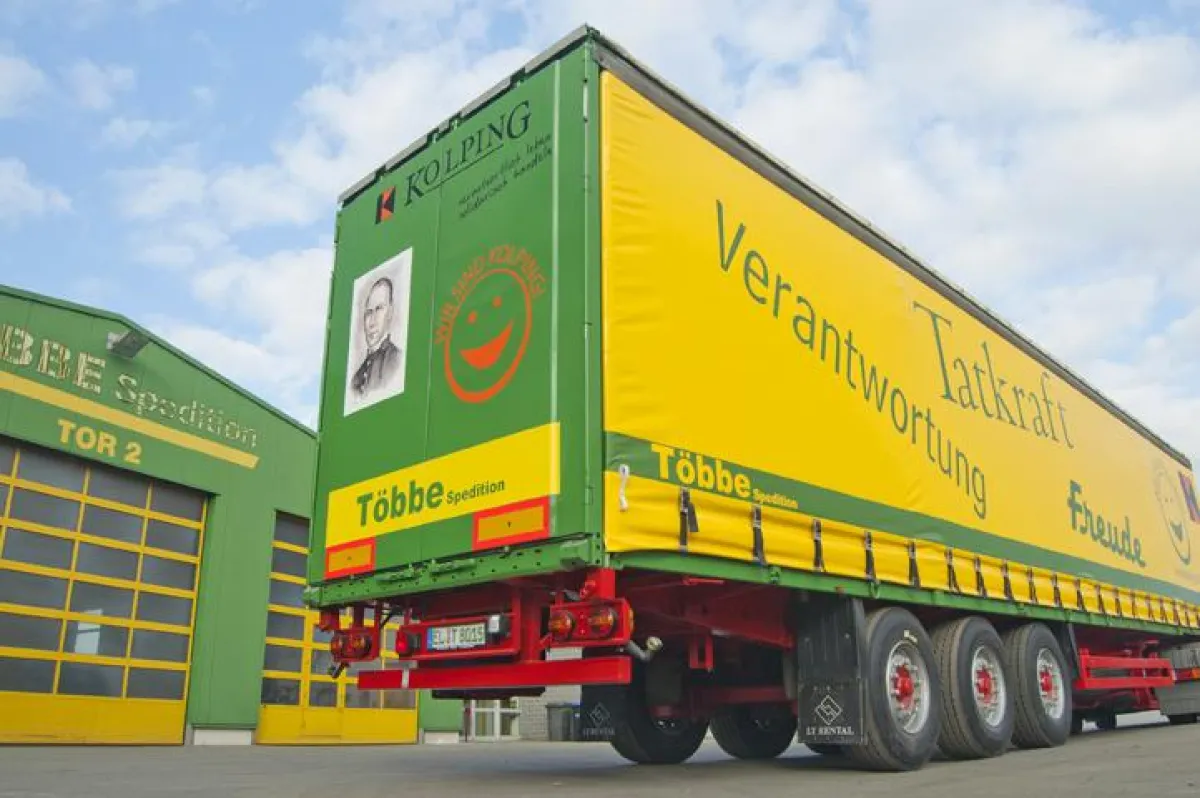 Verantwortung, Tatkraft, Freude: Diese Schlagworte sollen den Geist des Kolpingwerks auf dem neuen LKW der Spedition Többe widersp