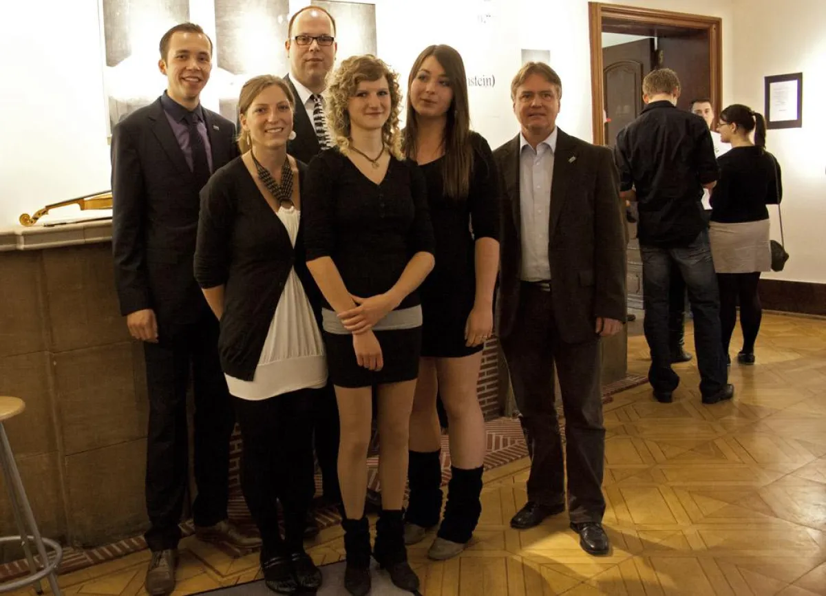 Musikalisch umrahmt eröffnete Künstlerin Verena Wackershauser (4.v.l.) ihre Ausstellung 