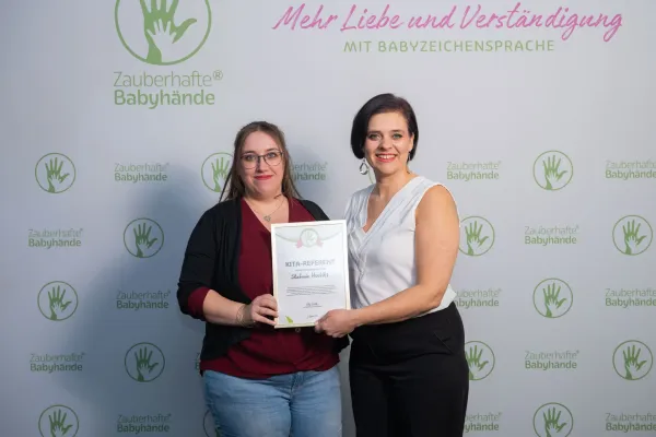Bild: Kita-Teams setzen auf Handzeichen: Berlin-Brandenburg startet mit qualifizierter Referentin ins Jahr