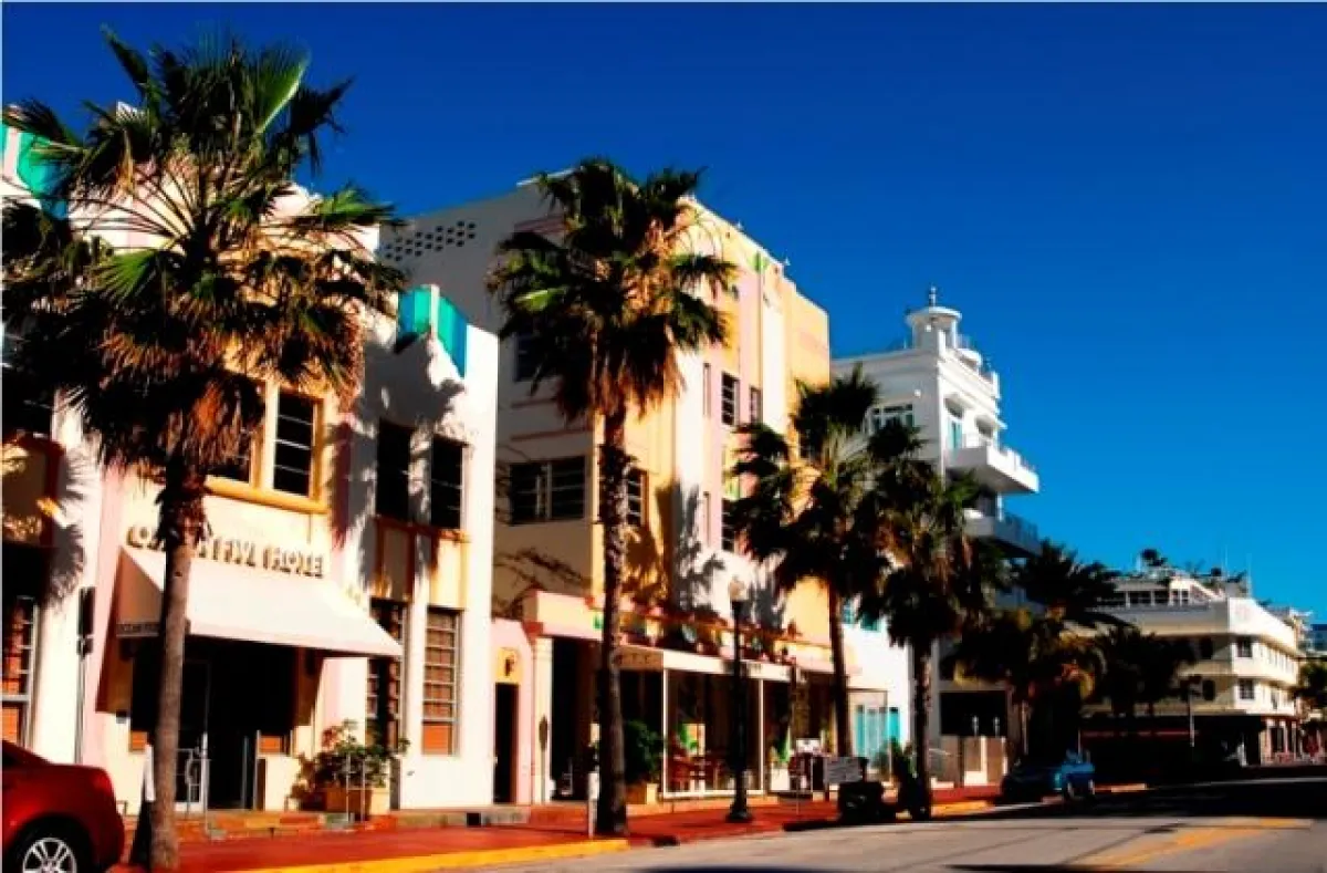 Viele der Art-Deco-Gebäude in Miami Beach säumen den berühmten Ocean Drive (Quelle GMCVB)
