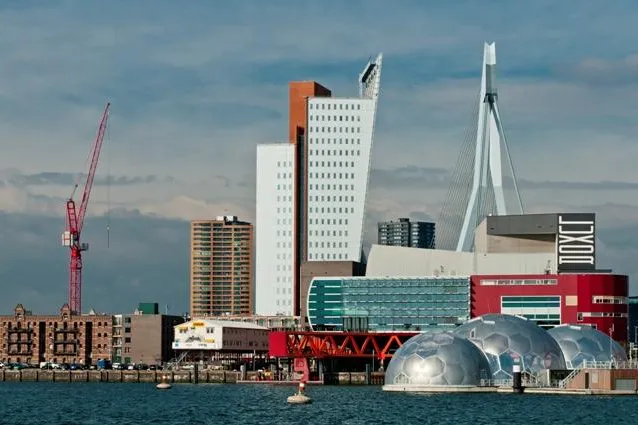 Bild: Volle Wipperkraft voraus – WOLFF Krane im Einsatz für ein neues Wahrzeichen am Hafen von Rotterdam