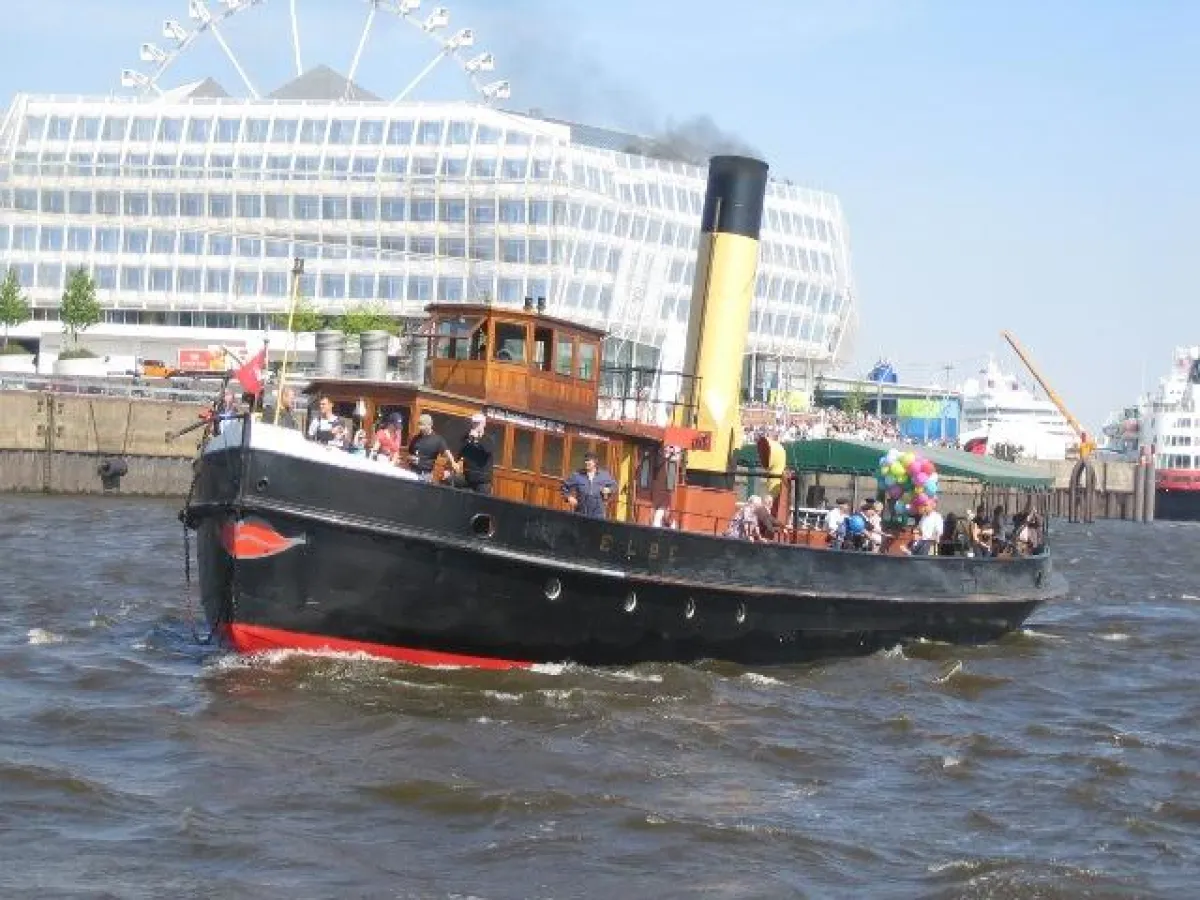 Historischer Dampfeisbrecher ELBE im Hamburger Hafen mit Gästen