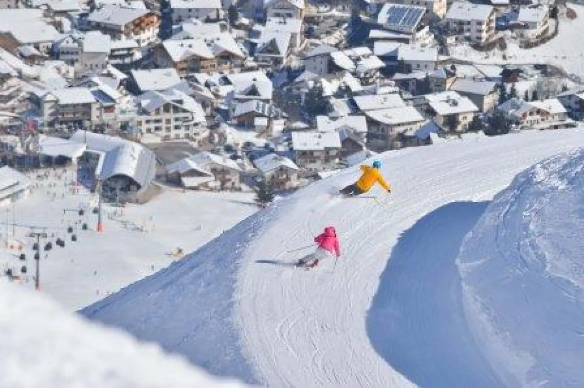 Skifahren oberhalb des Ortes