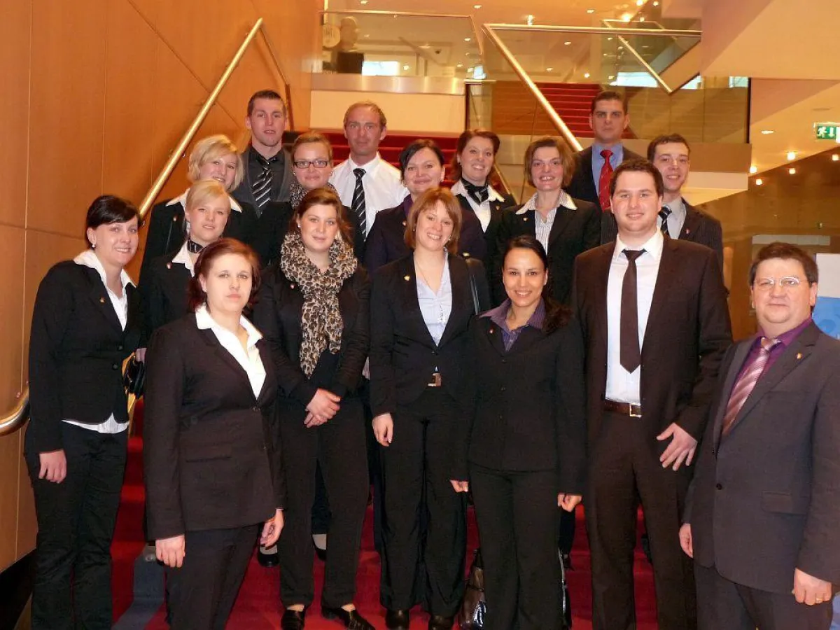 Die Studentinnen und Studenten der Unterstufe in Wien mit  Klassenlehrer Herbert Lewe auf Besichtigu