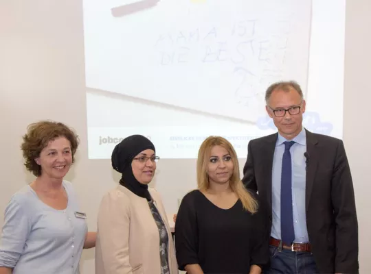 „Mother’s Day“ – Zehn Unternehmen öffneten ihre Turen fur arbeitslose Mutter aus Bonn. Bild: „Mother’s Day“ – Zehn Unternehmen öffneten ihre Turen fur arbeitslose Mutter aus Bonn.