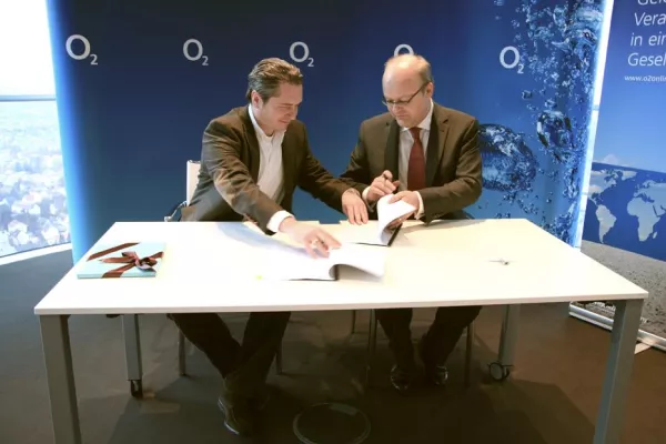 Bild: Vertragsabschluss über "Soziale Partnerschaft" von Telefónica O2 Germany und Stiftung Pfennigparade