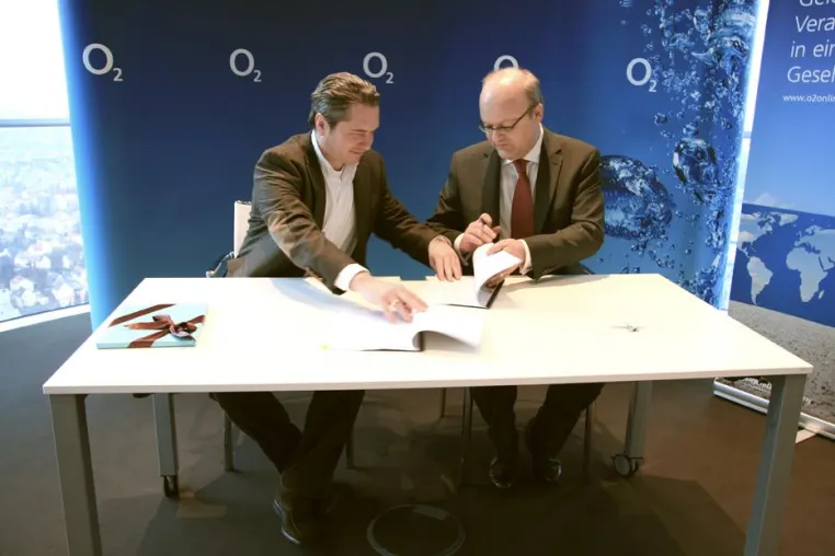 Bild: Vertragsabschluss über "Soziale Partnerschaft" von Telefónica O2 Germany und Stiftung Pfennigparade