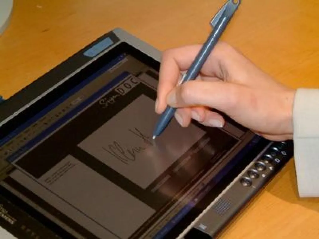 Unterschriftenerfassung mit SignDoc auf einem Tablet PC (Typ Slate) mit Druckstufendifferenzierung