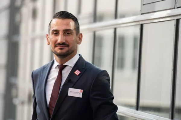 Bild: Corona News – neidvoller Blick auf die Immobilien Branche