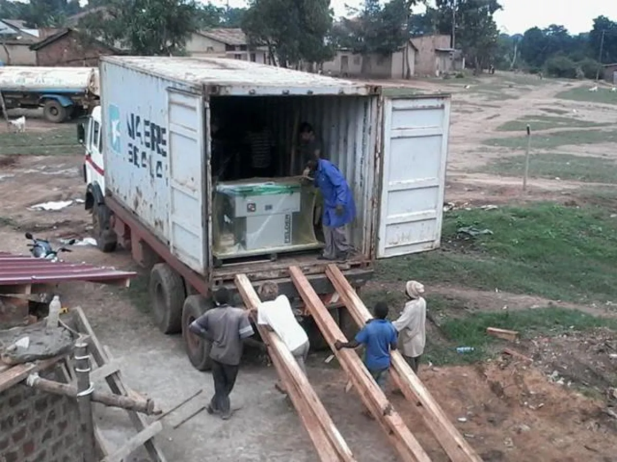 Die Maschinenspende bei der Ankunft in Uganda