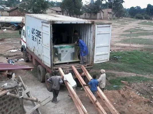 Bild: „Kindern eine Chance“ - FELDER Maschinenspende für das Tiroler Hilfsprojekt in Uganda