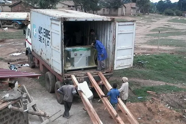 Bild: „Kindern eine Chance“ - FELDER Maschinenspende für das Tiroler Hilfsprojekt in Uganda