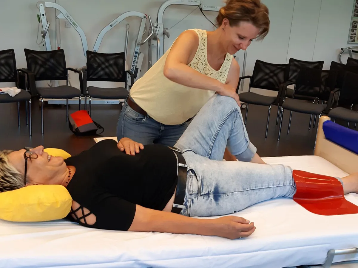 Schulung pflegender Angehöriger bei den Seminaren der ZNS Akademie / © ZNS – Hannelore Kohl Stiftung