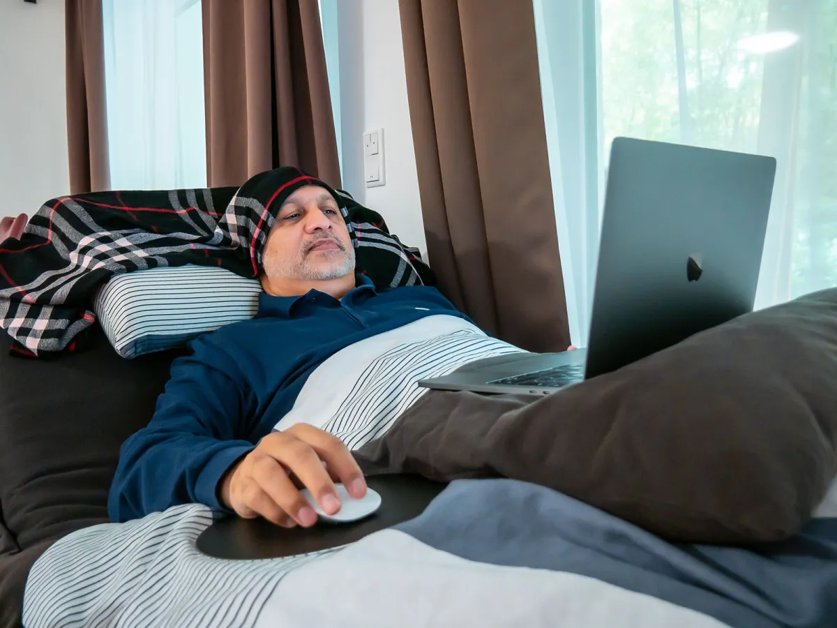 Ans Bett gefesselt in Groß-Gerau, aber weltweit aktiv