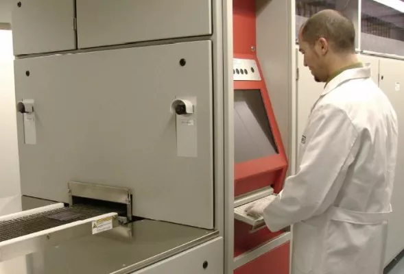 VDI/VDE-IT Geschäftsführung besichtigen das HeraSol Anwendungszentrum in Hanau Bild: VDI/VDE-IT Geschäftsführung besichtigen das HeraSol Anwendungszentrum in Hanau