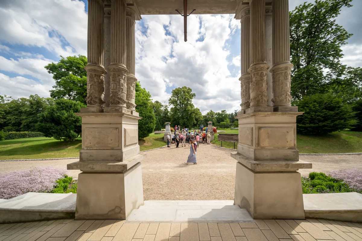 Besucher der MittsommerRemise im Schloss Kaarz (© DOMUSImages)