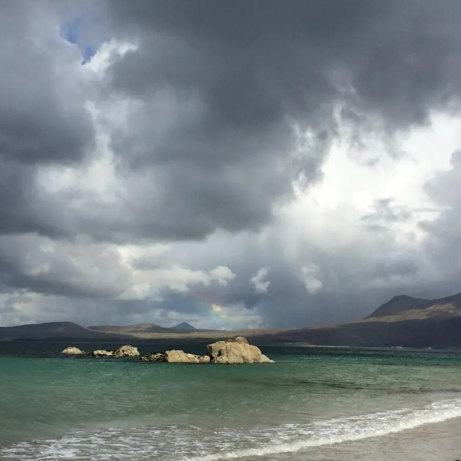 Wolken können sehr unterschiedliche Eigenschaften haben - nicht aus jeder Wolke fällt Regen. Tully Beg, Renvyle, Irland ((c) 2017 C. Hoffrogge)