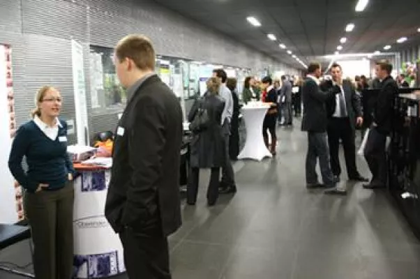 4. Career Night an der Hochschule Neu-Ulm bietet Studierenden Möglichkeit Unternehmenskontakte zu knüpfen Bild: 4. Career Night an der Hochschule Neu-Ulm bietet Studierenden Möglichkeit Unternehmenskontakte zu knüpfen