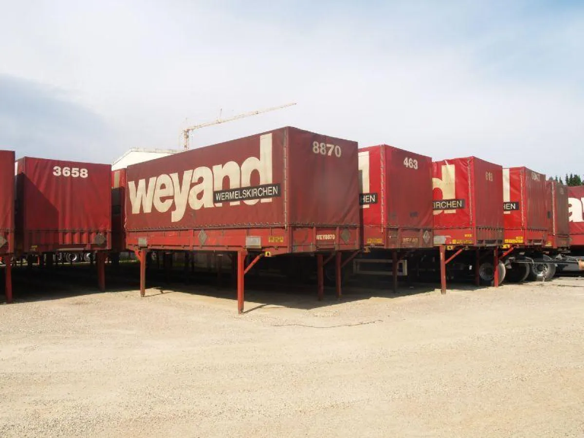 Nach Insolvenz der Spedition Weyand in Wermelskirchen werden Anhänger und Wechselbrücken in einer Online-Auktion angeboten.