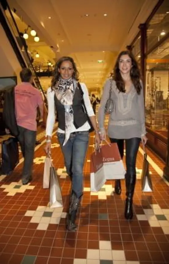Alexandra Kempter und Alexandra Polzin beim Shoppen im Designer Outlet Salzburg