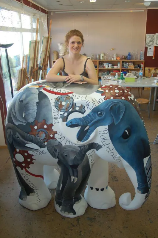 Vivian Mittné und ihr ?Baby? ? der Elefant ?Elevolutiona?. Vivian steht dahinter auf einer kleinen T
