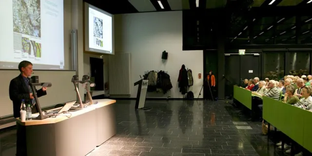 Bild: Mit Satellitenbildern auf eine Reise rund um die Welt und in ferne Galaxien