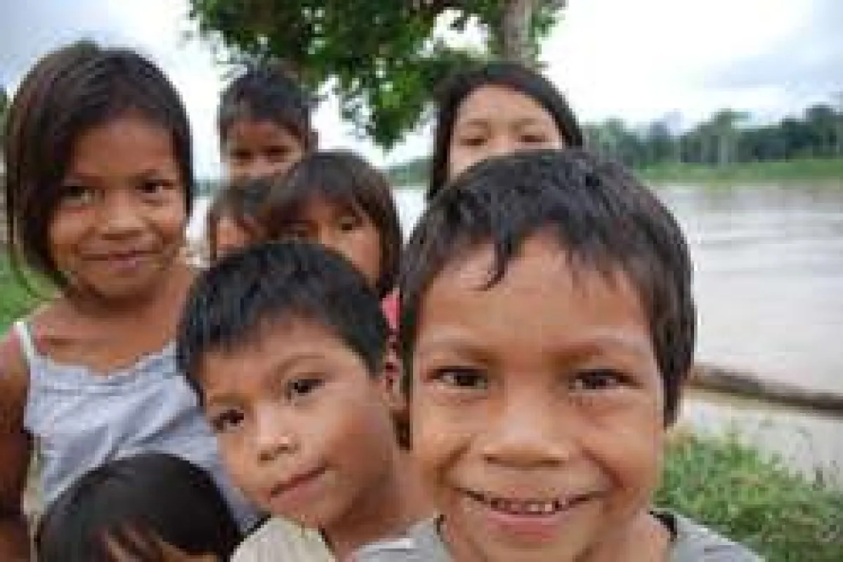 Kinder der Kichwa-Indigenen in einem Dorf in der Nähe der Erkundungen durch Repsol. © Survival