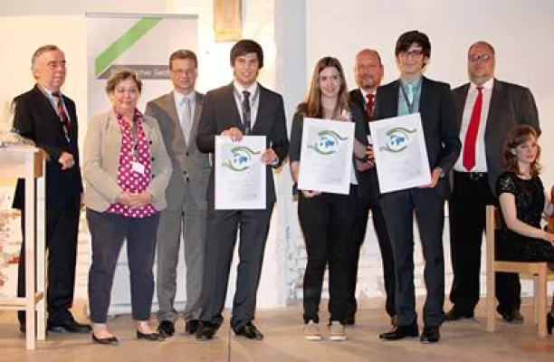 Bild: Kultusstaatssekretär Bernd Sibler ehrt Schüler für ausgezeichnete Wirtschaftsseminararbeiten