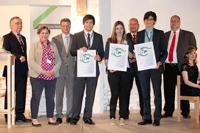 Kultusstaatssekretär Bernd Sibler ehrt Schüler für ausgezeichnete Wirtschaftsseminararbeiten Bild: Kultusstaatssekretär Bernd Sibler ehrt Schüler für ausgezeichnete Wirtschaftsseminararbeiten