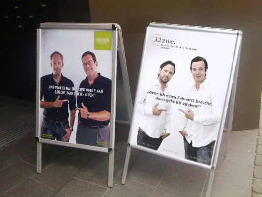 Bild: KENNZEICHEN b nimmt Nachahmung eines Key-Visuals durch Mitbewerber mit Humor