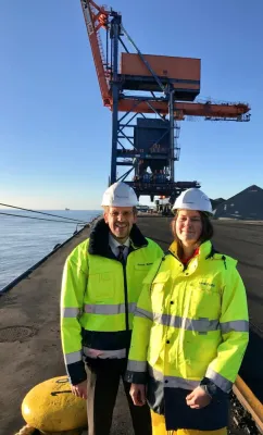 Bild: Ausgezeichnet: Bundesweit beste Auszubildende Schifffahrtskauffrau bei Brunsbüttel Ports