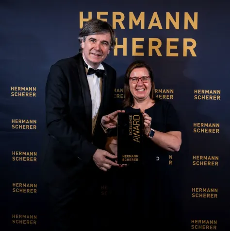 Bild: Excellence Award für Claudia Nichterl beim Internationalen Speaker Slam 2022 – eine Ode an Obst & Gemüse