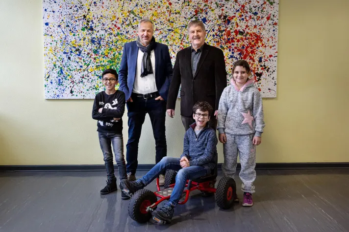 Bild: KHT und Apostore spenden für Hansaschule Gelsenkirchen