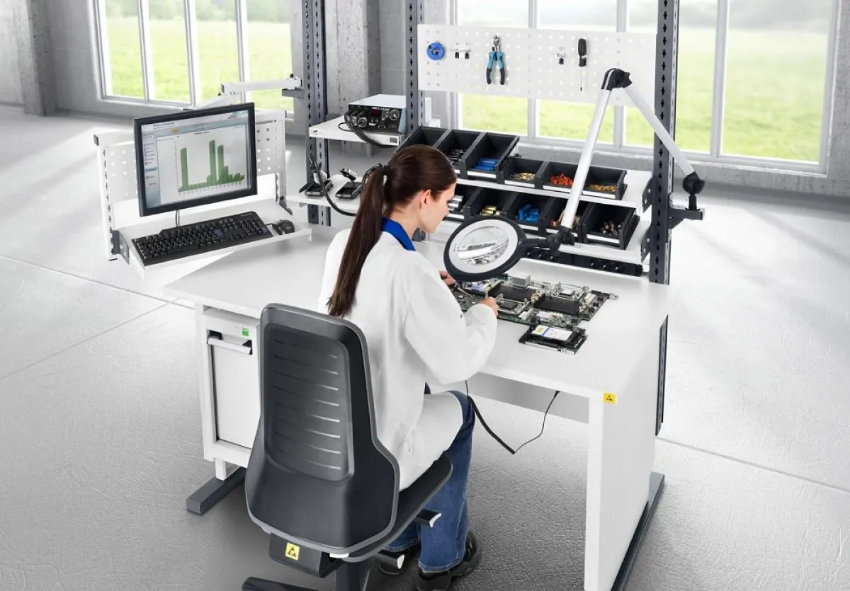 avero ESD Einzelarbeitsplatz mit LED Gelenkarm-Lupenleuchte und ergonomisch einstellbaren Ablagen