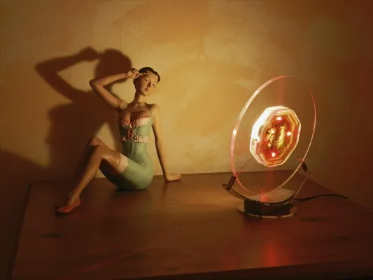 Bild: Leuchtende Unikate präsentieren neue Tisch- und Wandleuchte ? mit austauschbaren Lampenelemente