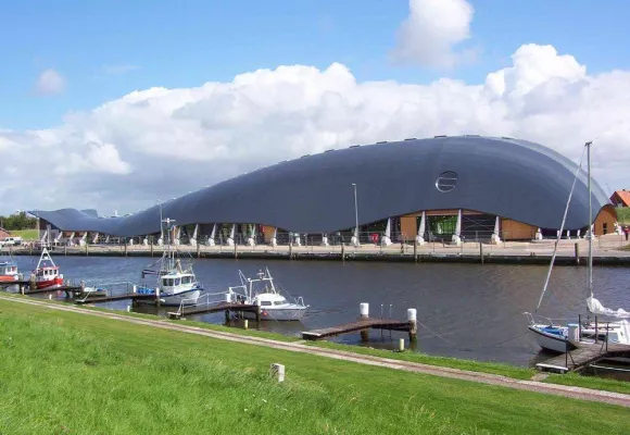 Bild: Da - er bläst - Weltweit einzigartige Indoorspielhalle in Friedrichskoog "Wal Willi" mit weiterer Attraktion