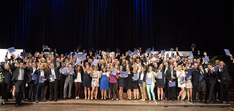 Bild: Bachelor-Absolventen der Berufsakademie verabschiedet