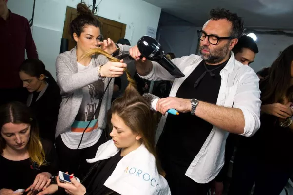 Bild: MARGARET HOWELL HERBST/WINTER 2013 - HAARSTYLING VON NEIL MOODIE FÜR MORROCANOIL