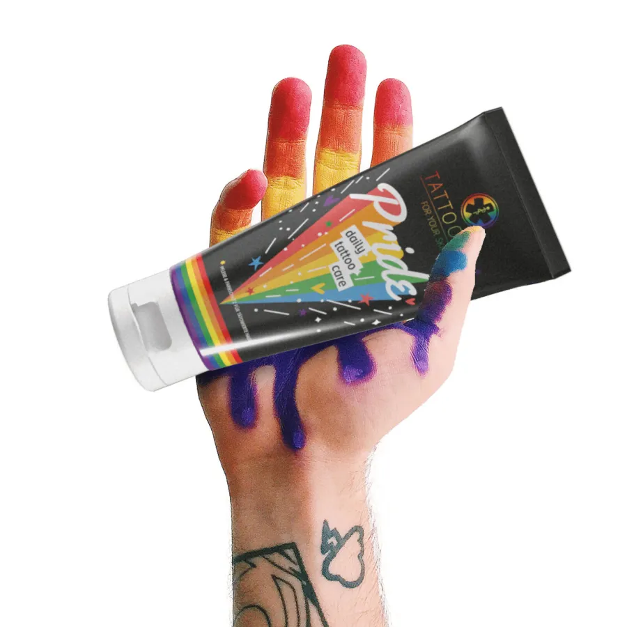 tätowierte Hand mit Daily Tattoo Care Pride Edition (© TattooMed)