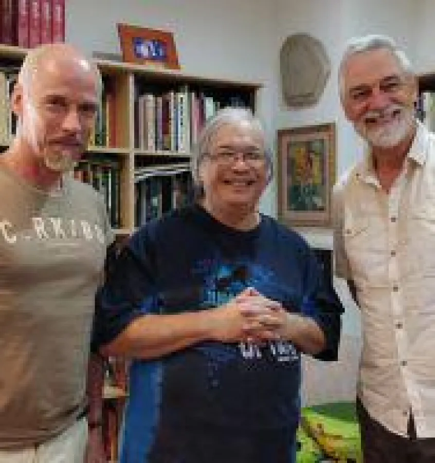 Ein strahlender Somtow Sucharitkul (M.) erhielt die gute Nachricht von Christian Bauer (l.) und Dieter Topp (r.) vom KFE.