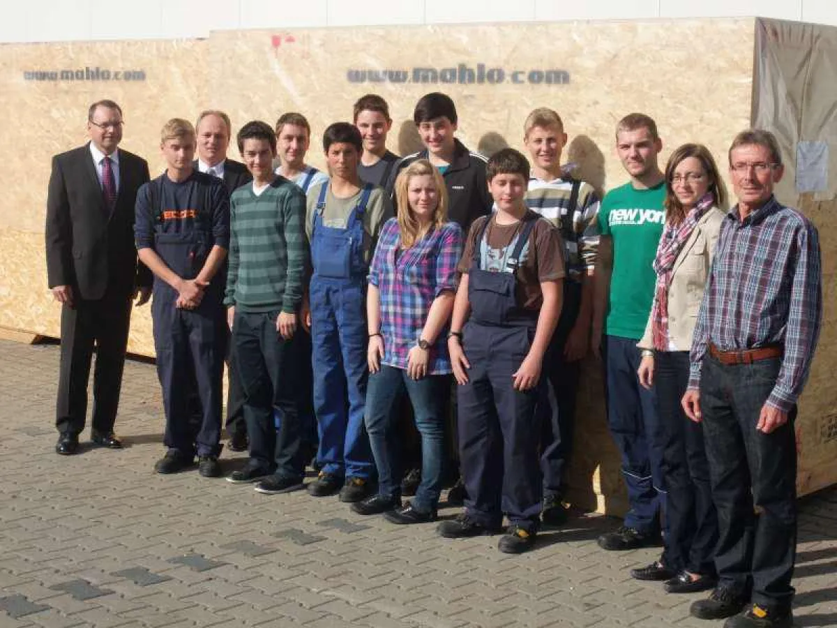 Start ins Berufsleben: Die neuen Auszubildenden von Mahlo mit ihren Betreuern.