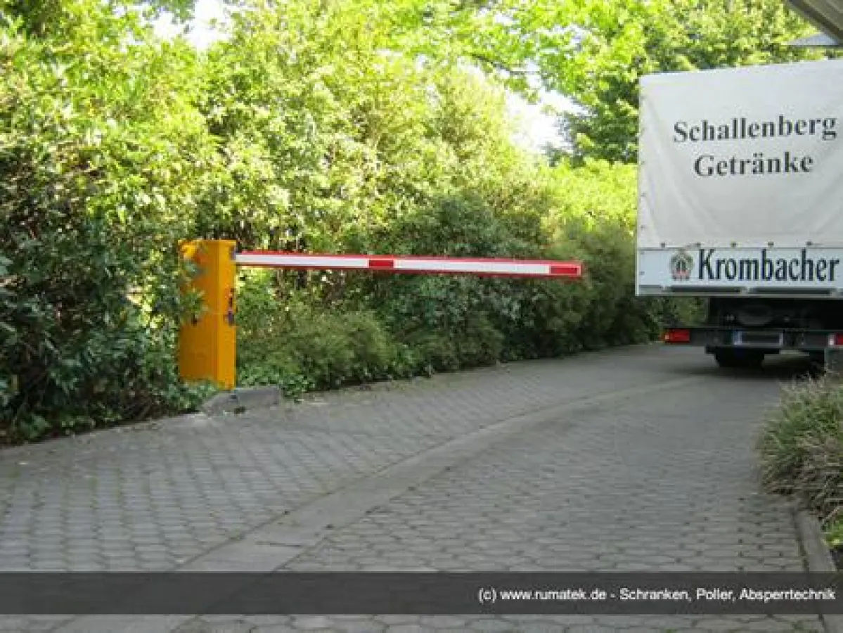 Schranken Montage bei Fa. Schallenberg in Bonn durch Rumatek Automatikschranken.