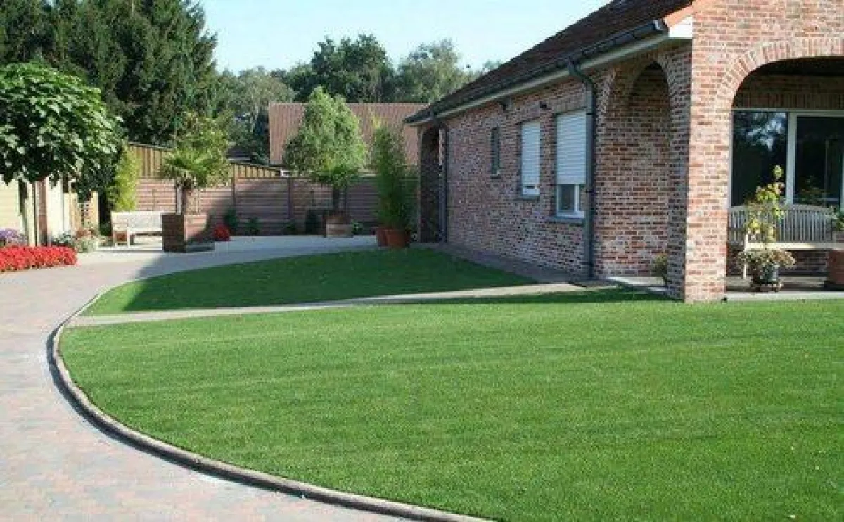 Saftig grüner Rollrasen ist das Ergebnis guter Rasenpflege